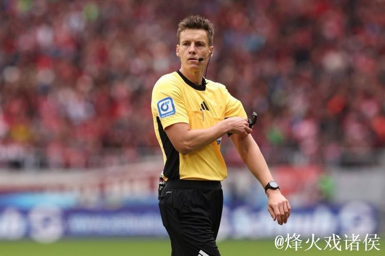 欧冠第6轮毕包对阵巴萨 将由德国裁判希伯特执法 欧冠第6轮毕包对阵巴萨 将由德国裁判希伯特执法